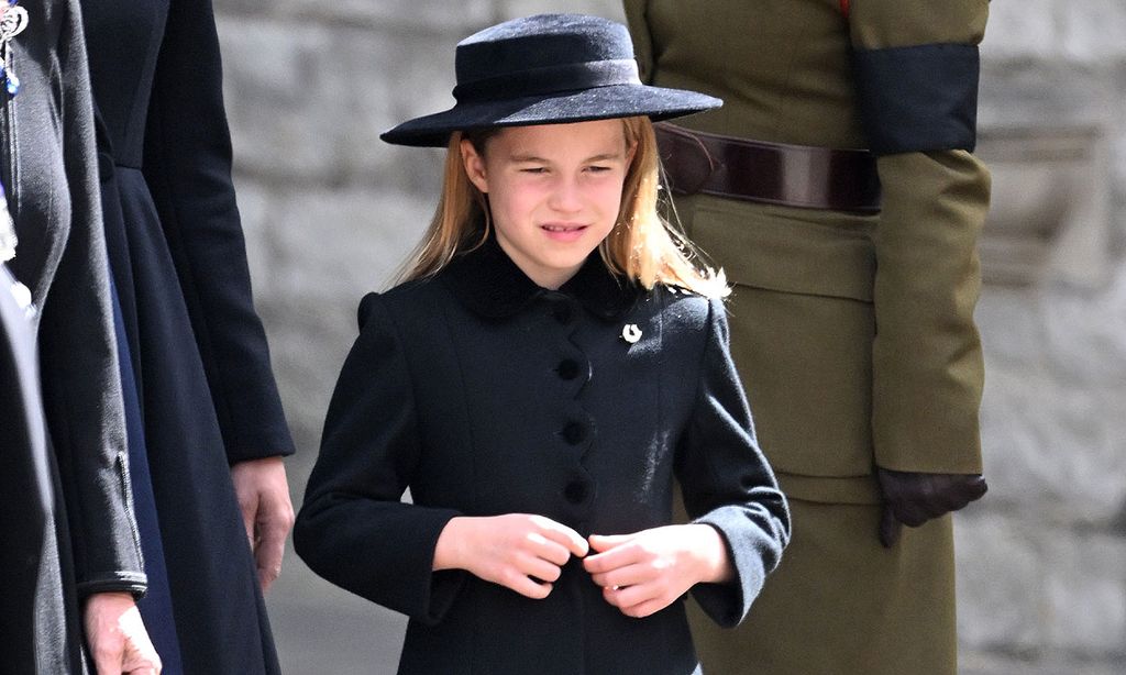 La princesa Charlotte, a juego con mamá con un abrigo español y su primera joya