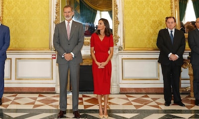 Doña Letizia da una tercera vida a su vestido rojo, el 'diseño de invitada definitivo'