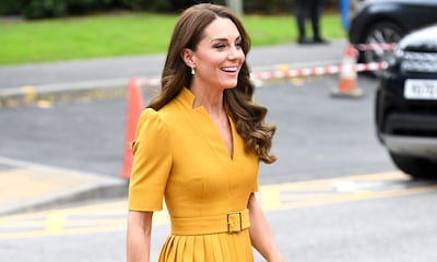 Kate recupera el color con un vestido amarillo de escote 'reina Ana'