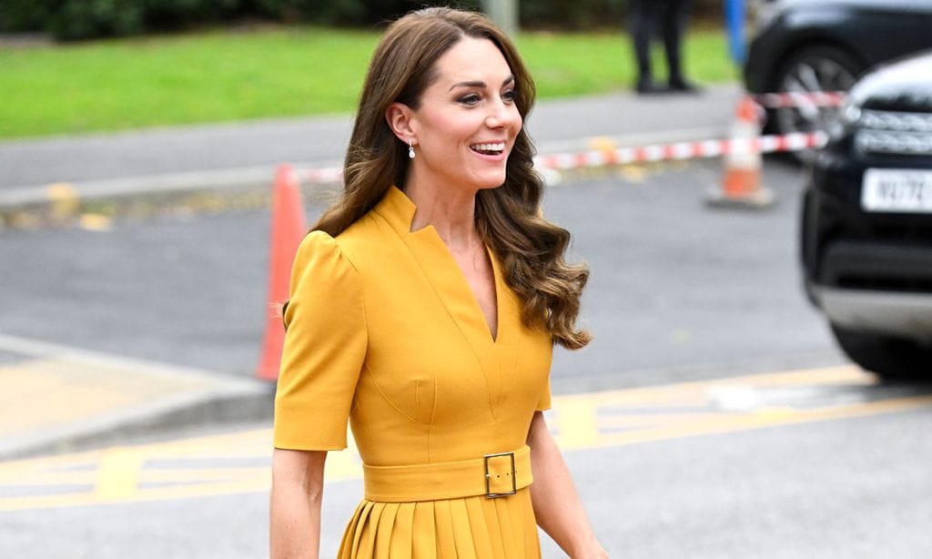 Kate Middleton estrena un vestido amarillo de escote 'reina Ana' 