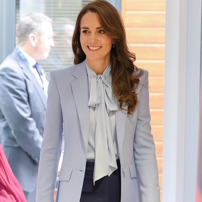 Kate Middleton, muy estilosa con un abrigo largo y blusa con lazada que recuerda a Diana