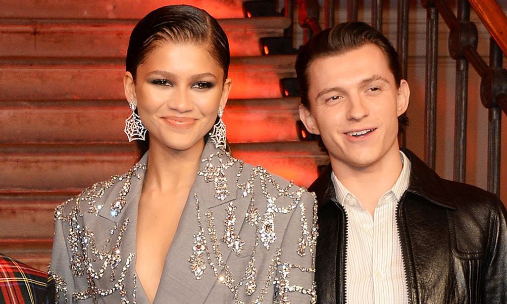 Zendaya apuesta por la camisa 'oversize' para su cita con Tom Holland en el Louvre