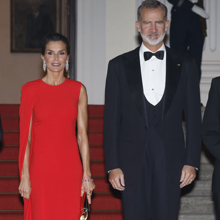 Su 'rojo Letizia' más icónico: la Reina recicla el vestido con capa que fascinó a Carolina de Mónaco