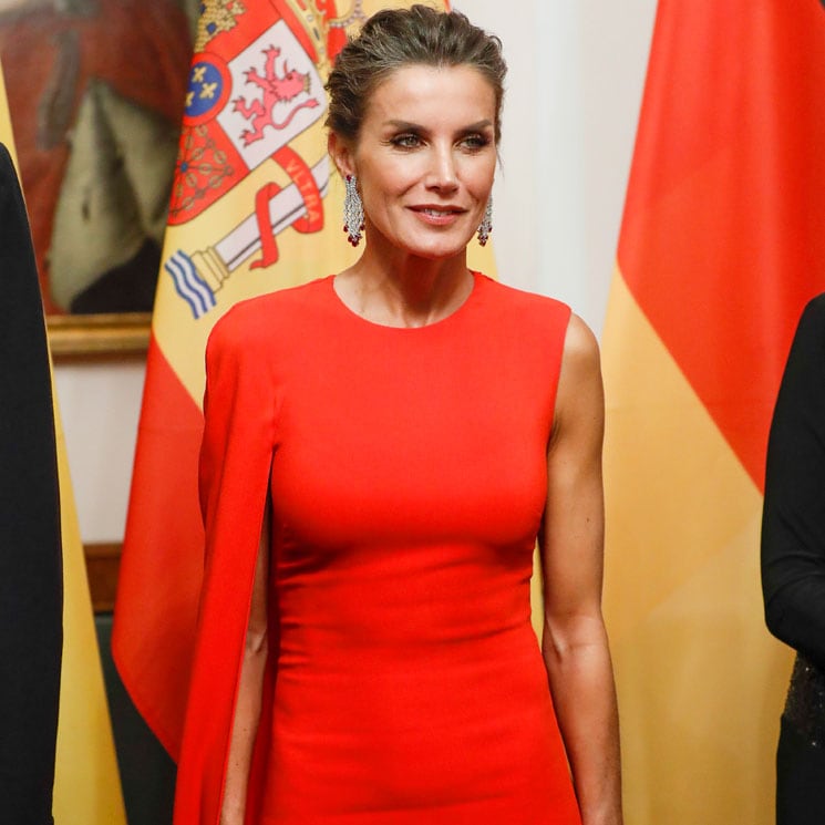 Los seis looks virales de la Reina en Alemania: mucho color y vistosas joyas