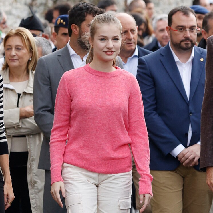 La princesa Leonor estrena el pantalón favorito de la 'Gen Z' con zapatillas y un gustoso jersey rosa