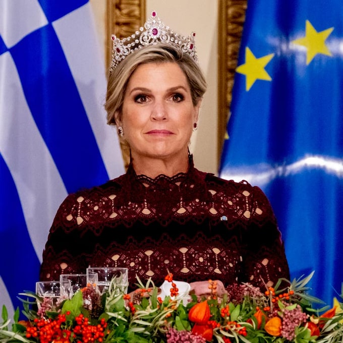 Máxima conquista Grecia con una imponente tiara de diamantes y rubíes y un vestido de terciopelo y encaje