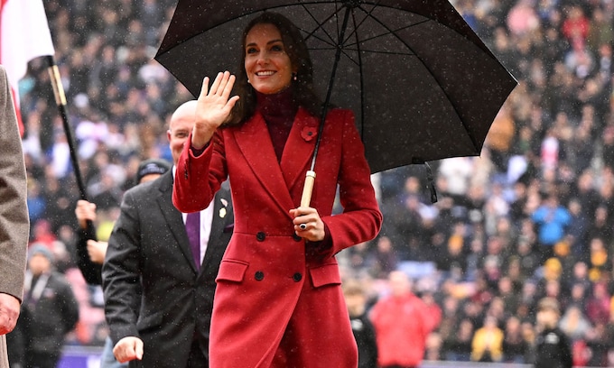 Kate Middleton y su look de abrigo rojo para asistir al rugby