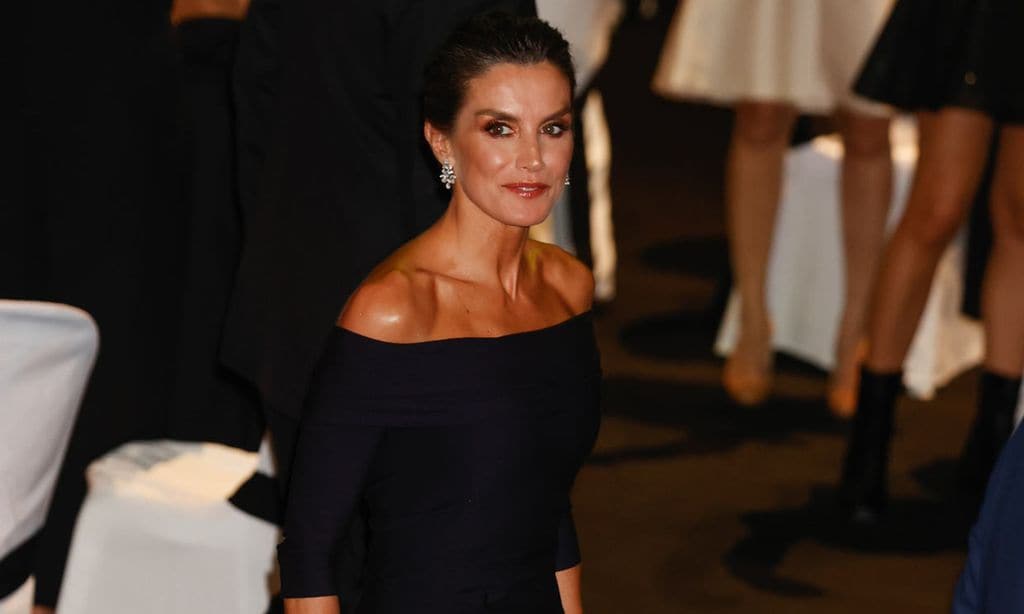 Letizia con vestido negro escote barco