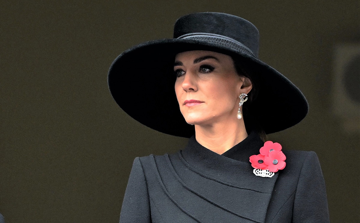 Maxipamela y abrigo con hombreras, la elegancia de Kate Middleton en el Día del Recuerdo