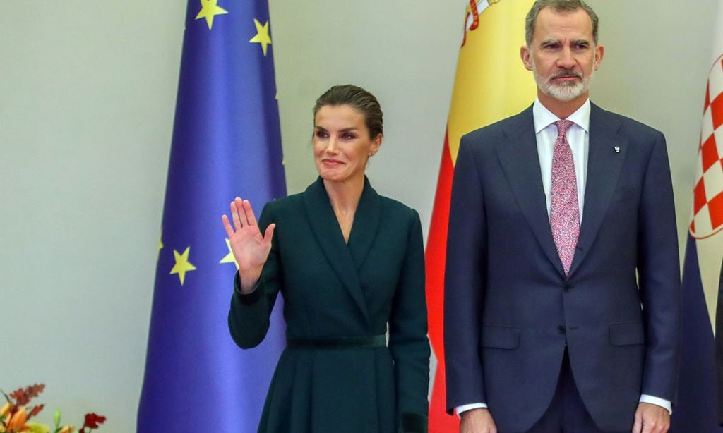 La reina Letizia aterriza en Croacia con su vestido verde Edimburgo que llevó en el homenaje al marido de Isabel II