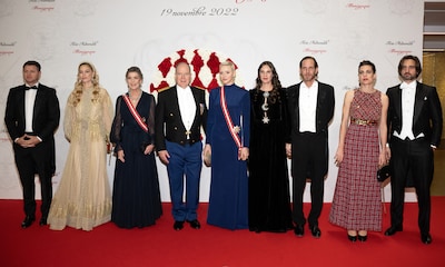 El vestido de terciopelo de la princesa Charlene y otros looks de gala inolvidables en el Día Nacional
