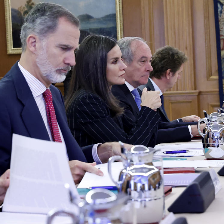 Doña Letizia, la reina que rejuvenece un traje sastre de raya diplomática con camiseta blanca