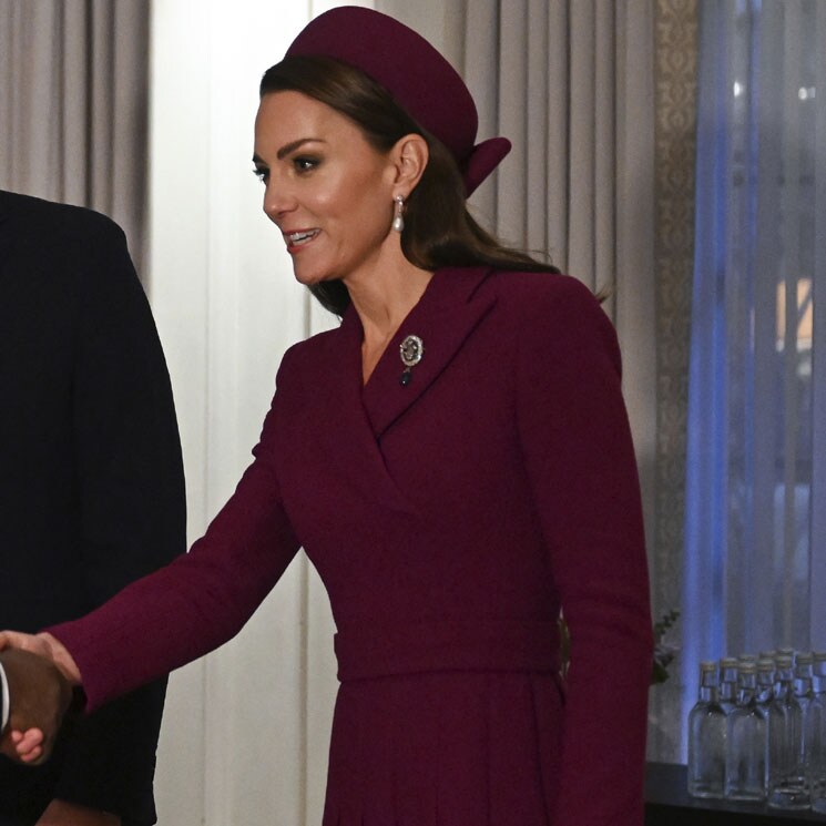 Kate rescata el histórico broche 'Príncipe de Gales' con un look burdeos de tocado y lazo