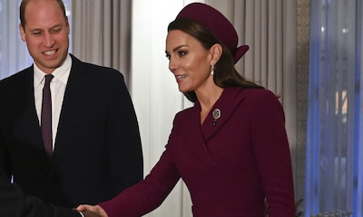Kate rescata el histórico broche 'Príncipe de Gales' con un look burdeos de tocado y lazo