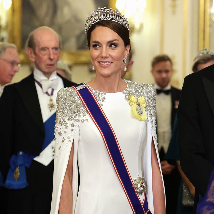 Una lluvia de estrellas: Kate brilla con su vestido de hombreras bañadas en pedrería