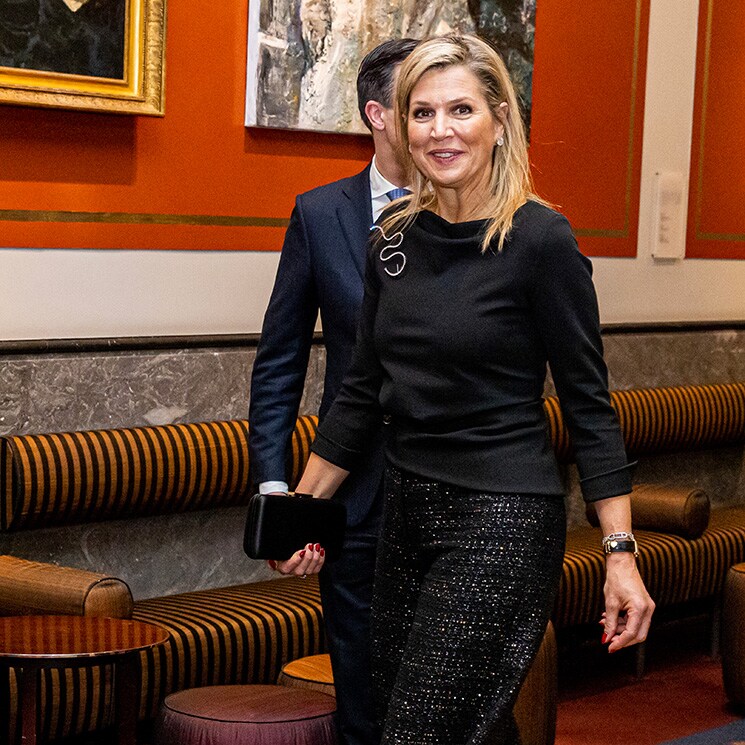 Máxima de Holanda innova con unos pantalones 'palazzo' de lentejuelas y un original broche de Zara