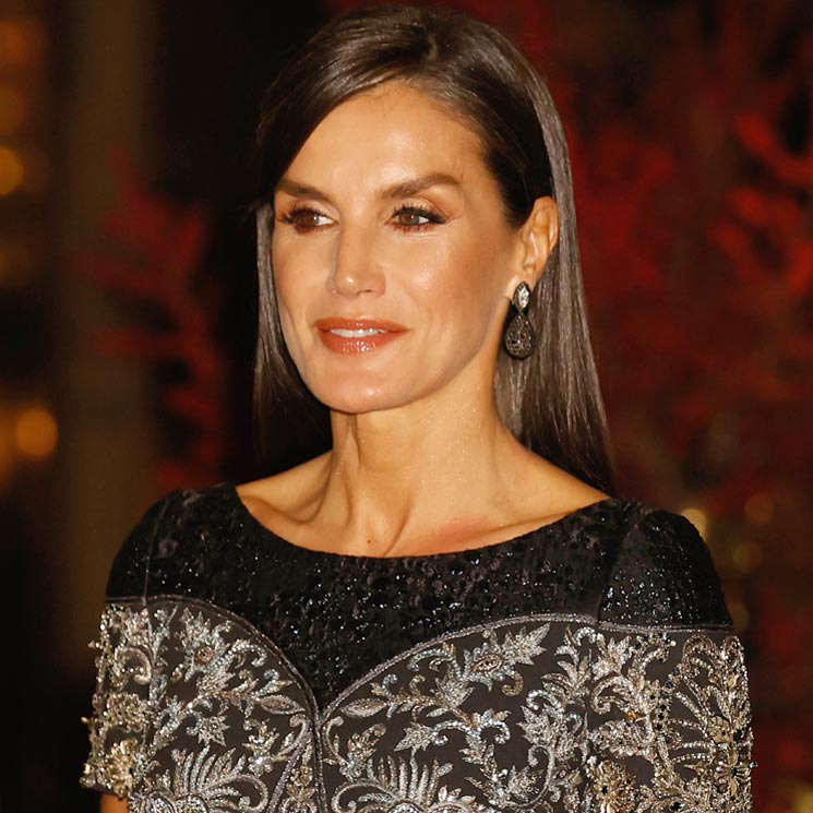 Doña Letizia recupera su original vestido español de bordados metalizados