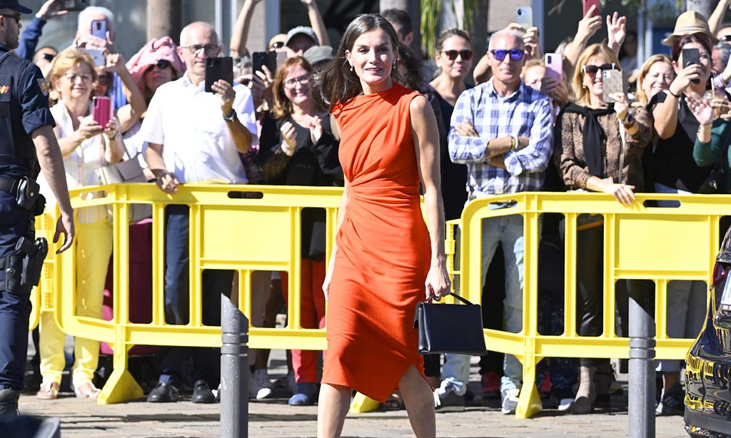 Reina Letizia vestido naranja Zara y bolso negro