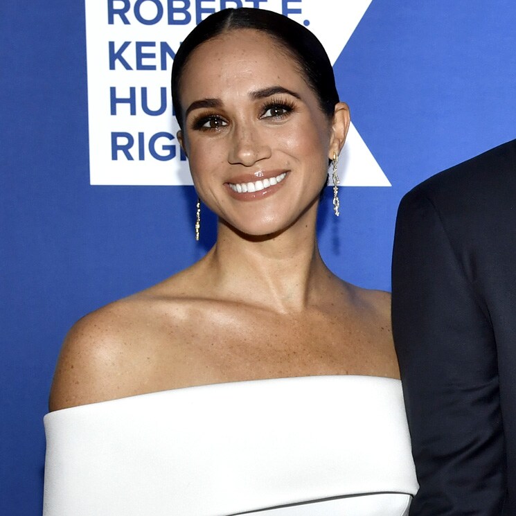 Meghan Markle, pura elegancia con un vestido blanco e impresionante anillo de Diana