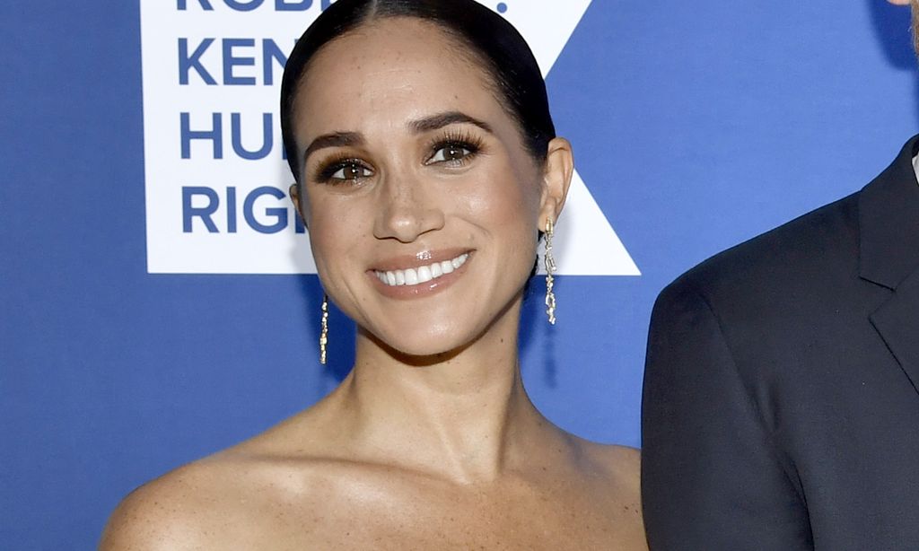 Meghan Markle vestido blanco y anillo azul