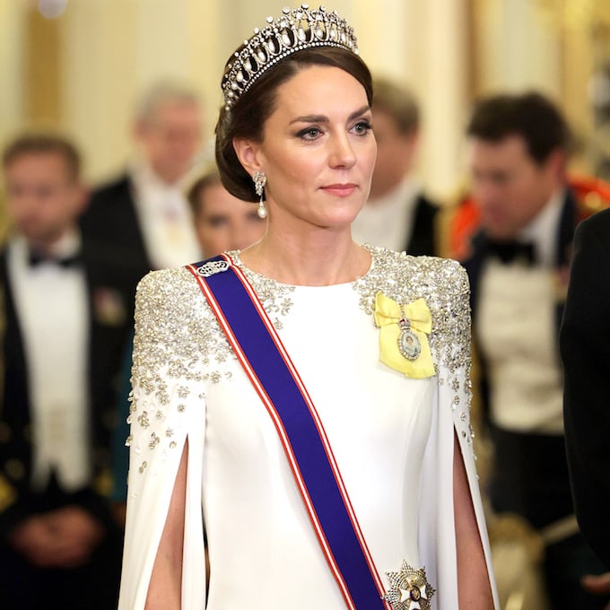 El furor de los vestidos-capa de Meghan Markle llega al armario de Kate Middleton