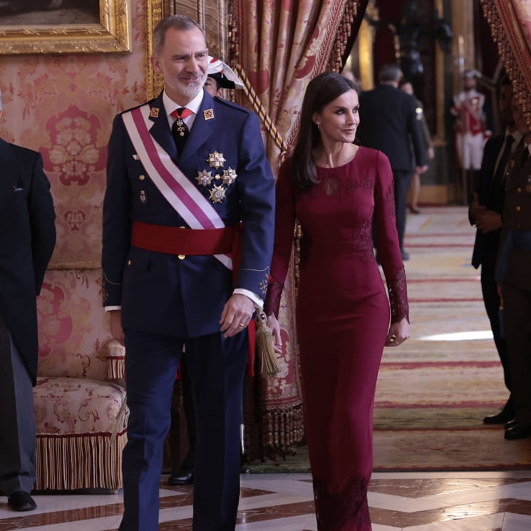 La Reina inaugura su agenda de 2023 con un vestido rojo de transparencias y encaje