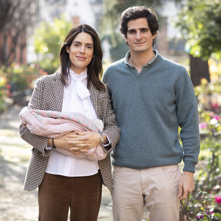 Sofía Palazuelo presenta a su bebé con un look español y guiño a Diana de Gales
