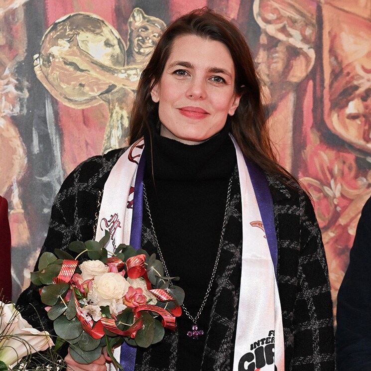 Carlota Casiraghi: 'total look' negro y abrigo de tartán para un conjunto premamá de lo más acertado