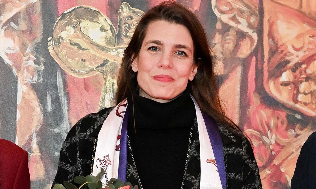 Carlota Casiraghi: 'total look' negro y abrigo de tartán para un conjunto premamá de lo más acertado