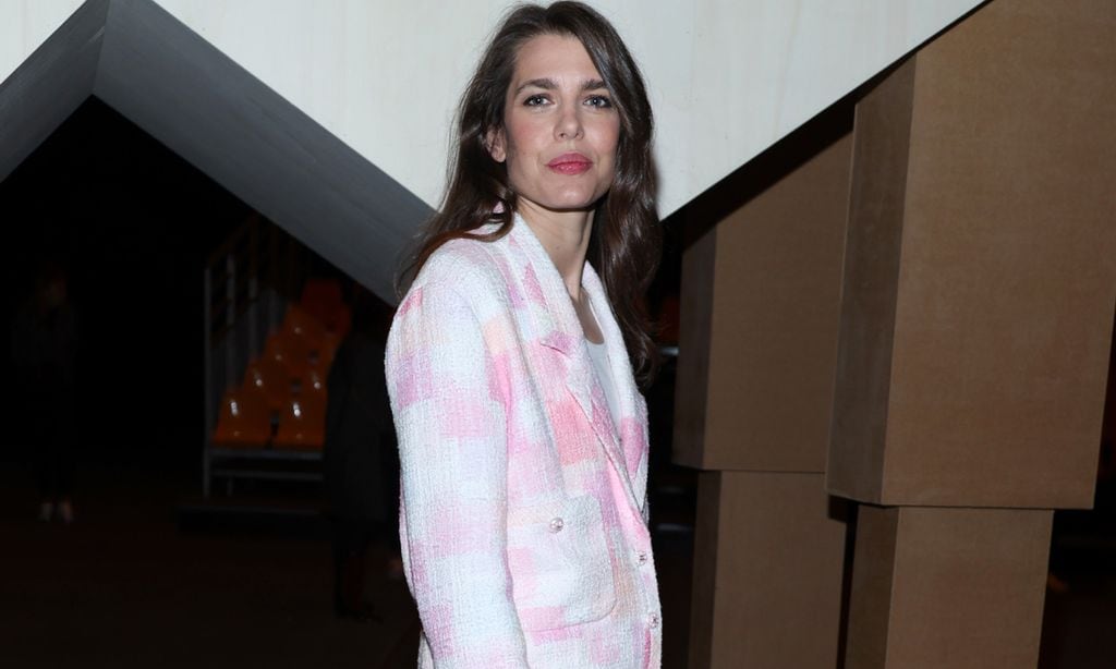 Carlota Casiraghi, una estilosa premamá con su traje de 'tweed' rosa en París