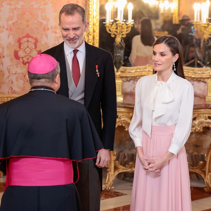 La reina Letizia se viste de largo con una alternativa muy romántica al vestido clásico