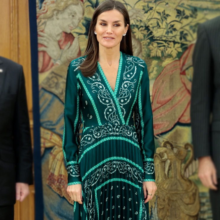 La Reina vuelve a ahorrar en moda y recupera su vestido pañuelo más viral