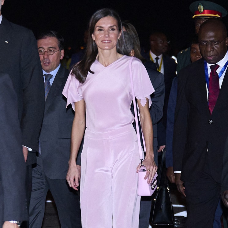 El primer acierto de doña Letizia en Angola: un 'total look' de seda rosa pastel 