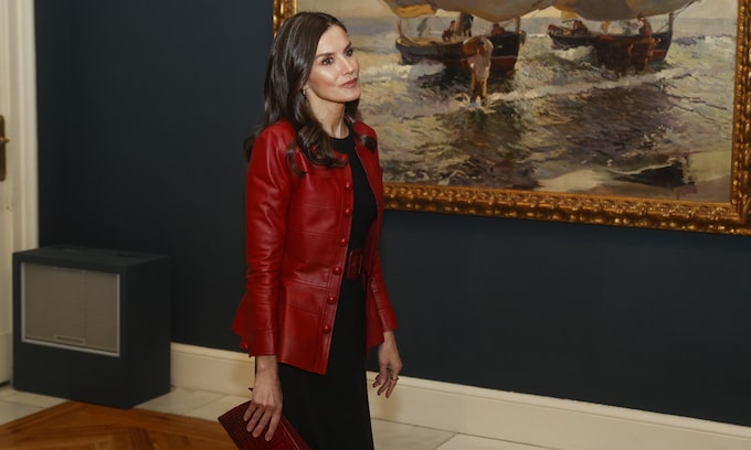 La reina Letizia rescata su chaqueta de cuero rojo con vestido de Mango