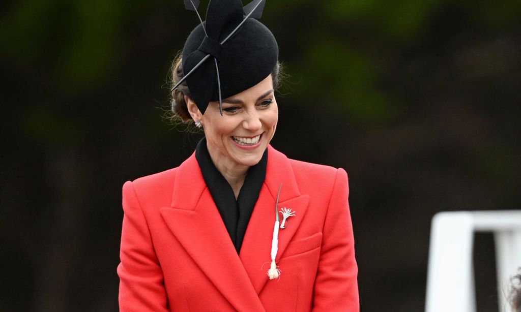 Kate Middleton estrena un abrigo rojo, guantes troquelados y un tocado de plumas en el Día de San David