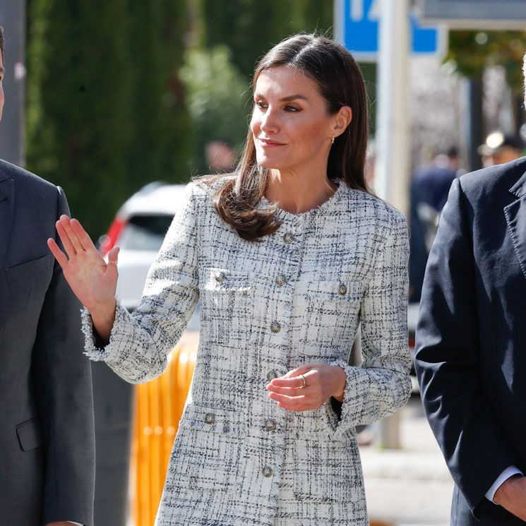 La nueva chaqueta de 'tweed' de Massimo Dutti que la Reina lleva con básicos de trabajo