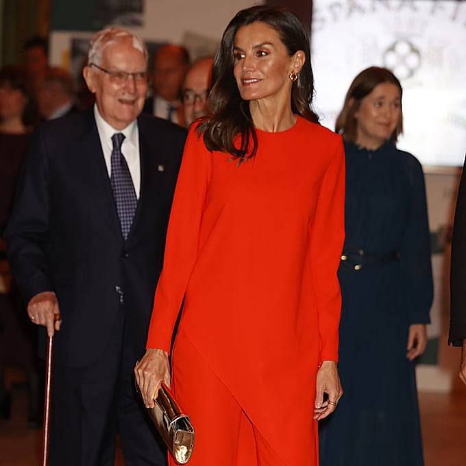 La Reina rescata su conjunto 'efecto bronceador' de Zara con accesorios metalizados