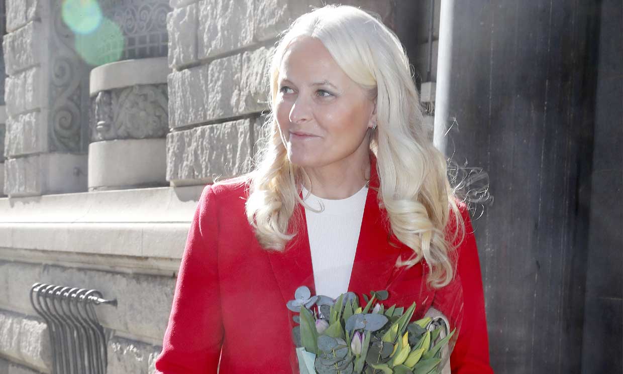 Mette-Marit de Noruega utiliza el truco de la princesa de Gales para rejuvenecer su traje sastre