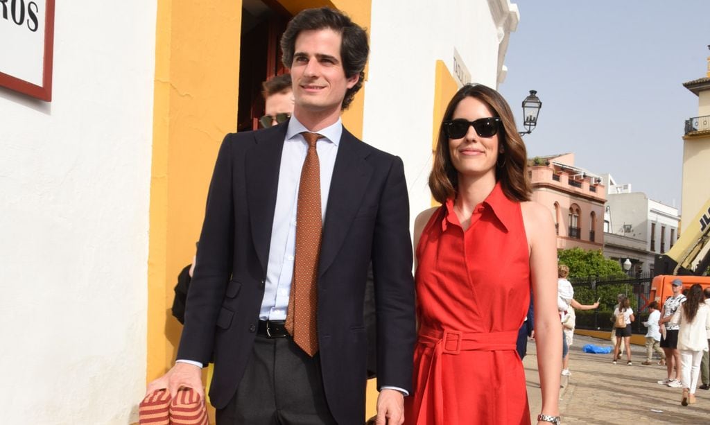 Sofía Palazuelo con vestido camisero rojo