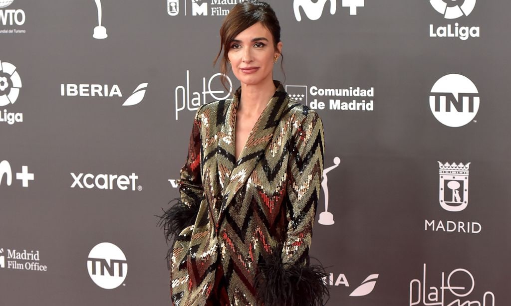 Premios Platino 2023: Paz Vega impacta en la alfombra roja con un traje de plumas y lentejuelas