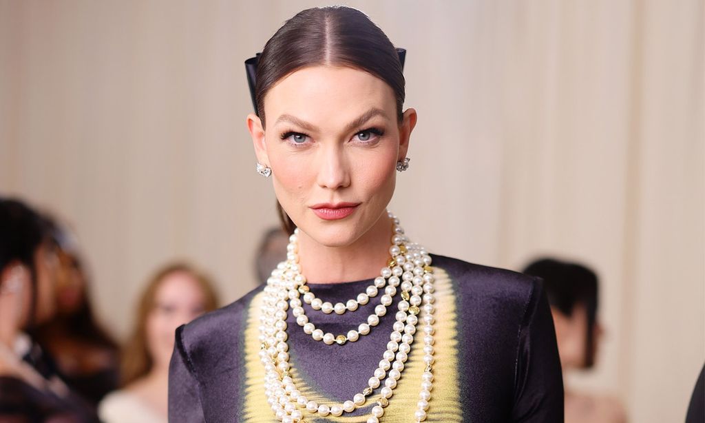 Karlie Kloss anuncia su segundo embarazo con un vestido 'made in Spain' en la Gala MET