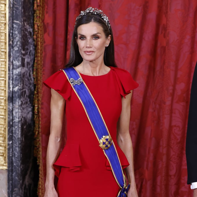 La Reina rescata la tiara floral de Mellerio con un nuevo vestido rojo de gala