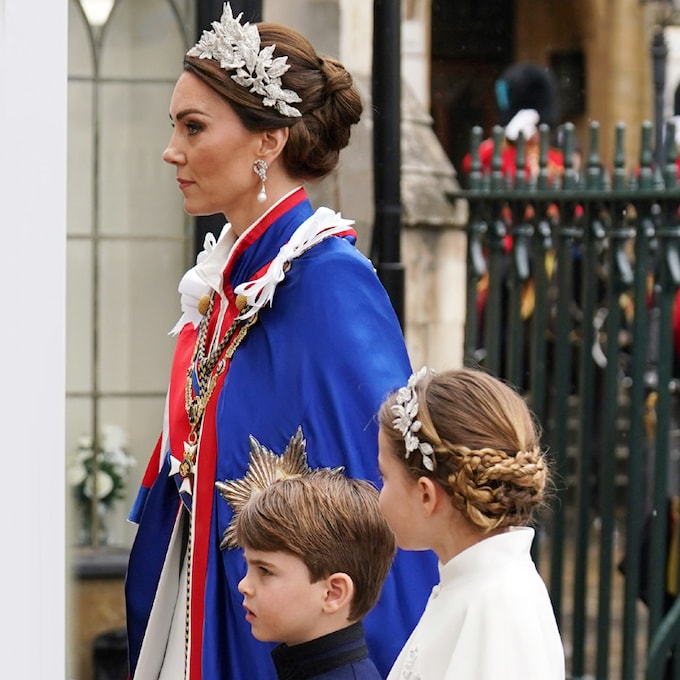 Vestido, 'tiara', peinado... Las similitudes de los looks de Kate y su hija, la princesa Charlotte