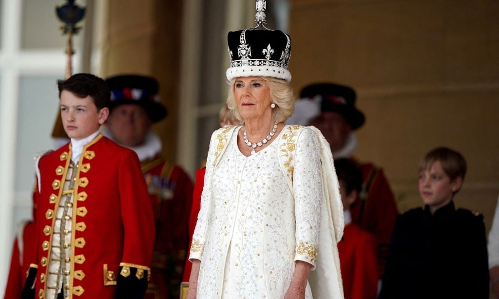 La reina Camilla, impecable con un vestido de Alta Costura del diseñador favorito de Diana de Gales