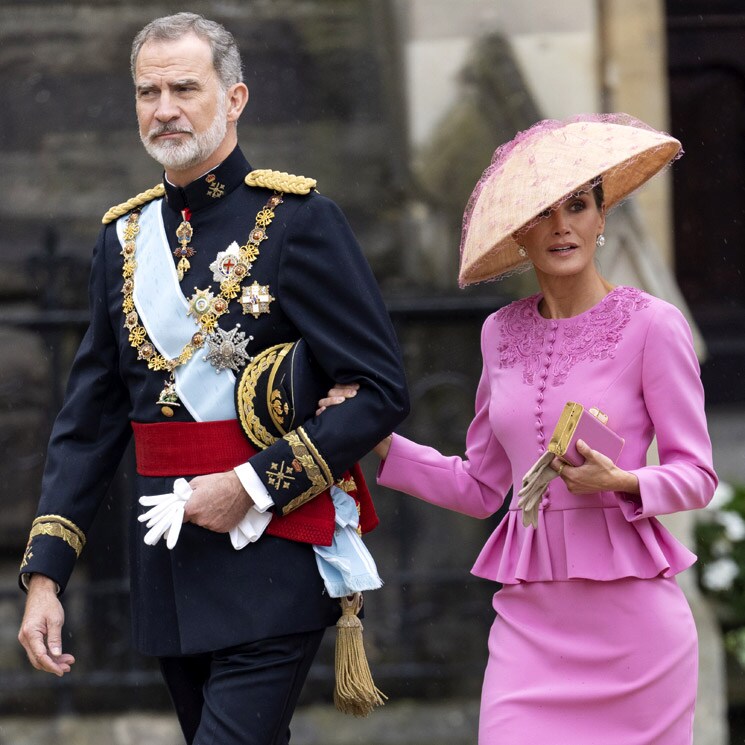 La reina Letizia conquista Londres de rosa y con un fabuloso tocado 'made in Spain'
