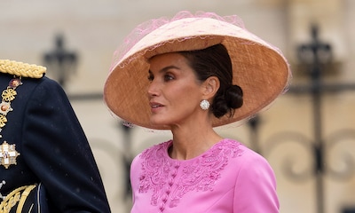 La prensa internacional alaba el elegante look de la reina Letizia en la coronación de Carlos III