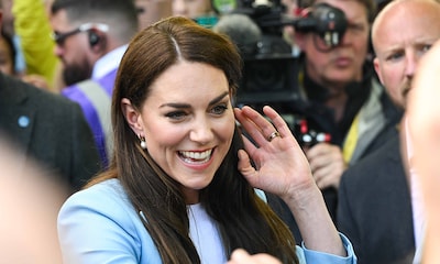 Kate Middleton triunfa con una preciosa chaqueta azul de lino y zapatillas sostenibles