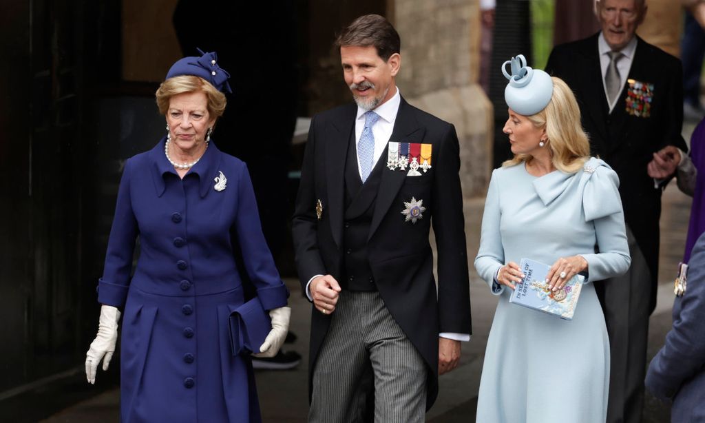 Bolsos con originales formas, pendientes históricos... Los accesorios y joyas más espectaculares de la coronación