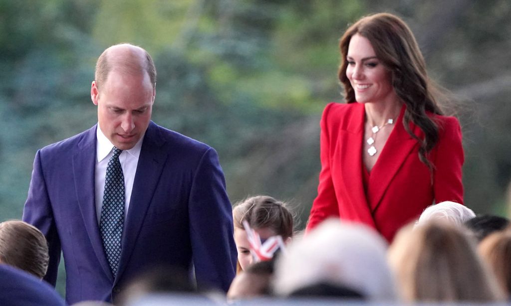 Kate Middleton actualiza el traje de invitada con un elegante diseño asimétrico en color rojo