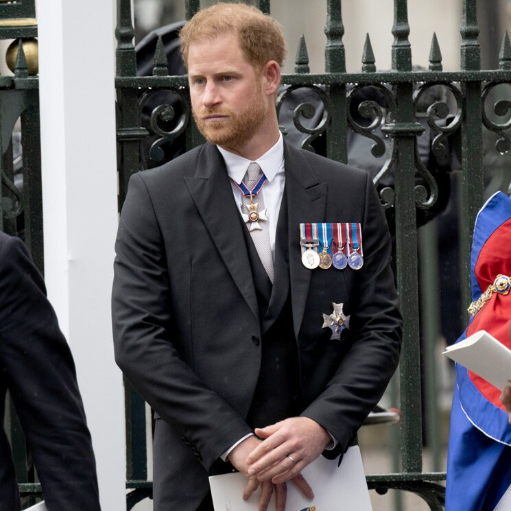 Así se hizo el traje parisino que llevó el príncipe Harry en la coronación de su padre, Carlos III